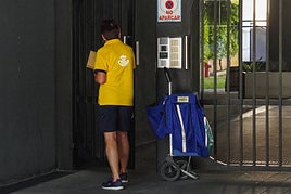 Un cartero hace el reparto este verano en una zona de Salamanca.