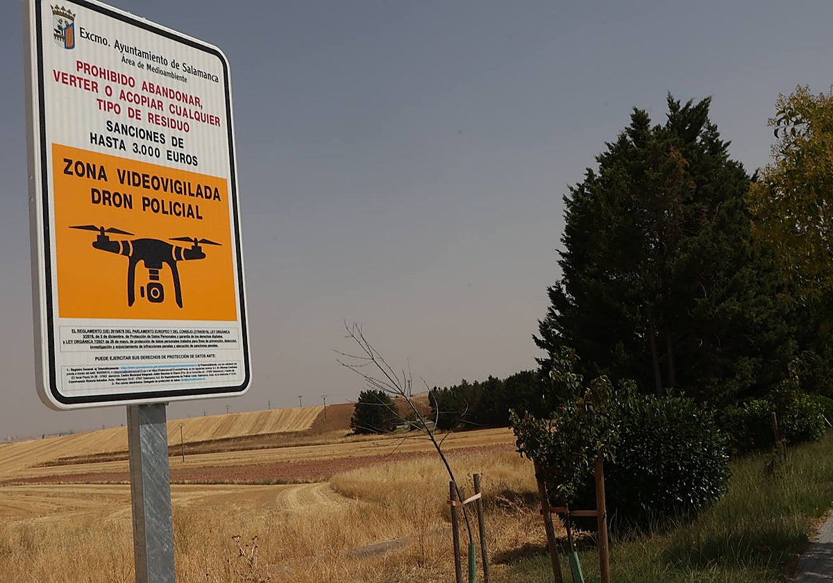 Cartel para informar de que la zona está videvigilada con drones en la calle Babia.