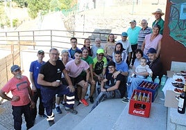 Los voluntarios encargados del montaje realizaron una parada para tomar un aperitivo