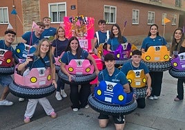 Uno de los grupos de disfraces, ataviados con un disfraz de coches chocones