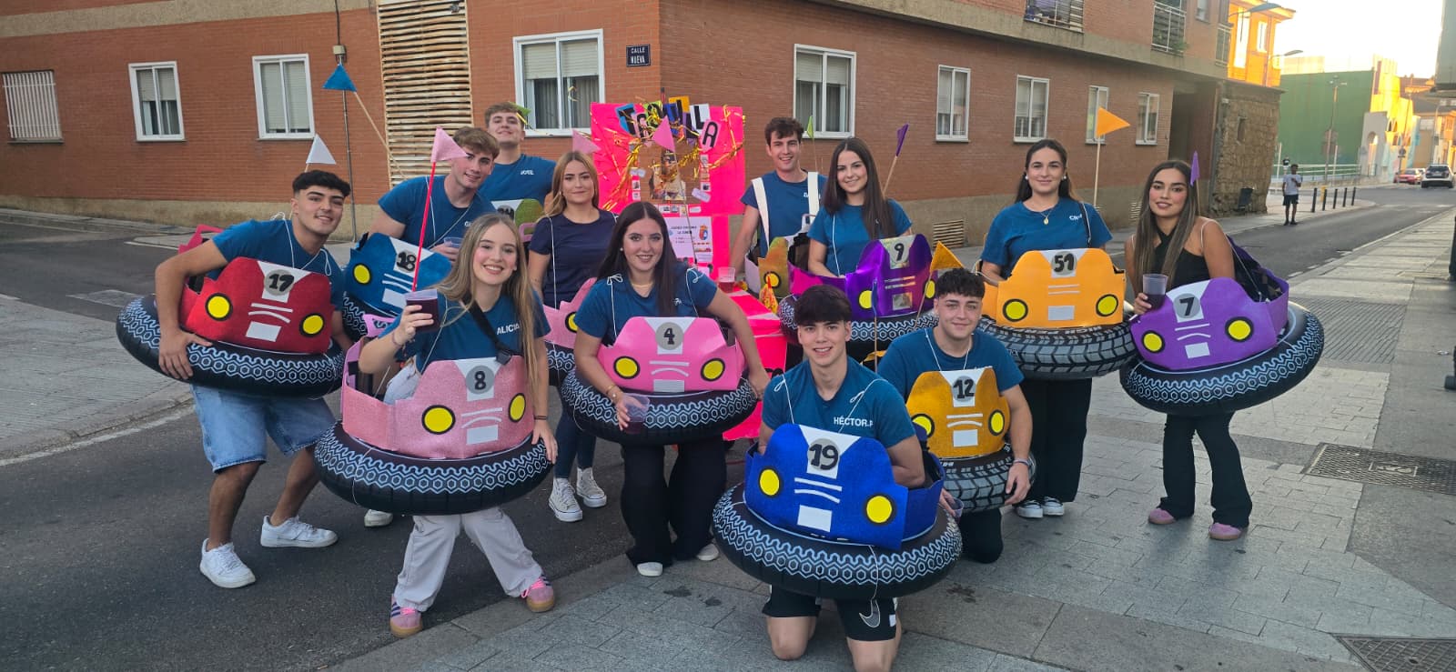 Ingeniosos disfraces animan las fiestas de verano de Villares