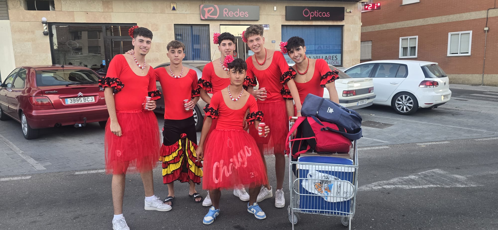 Ingeniosos disfraces animan las fiestas de verano de Villares