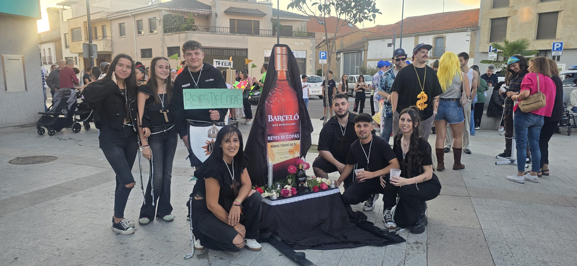 Ingeniosos disfraces animan las fiestas de verano de Villares