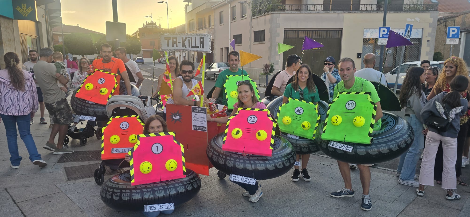 Ingeniosos disfraces animan las fiestas de verano de Villares