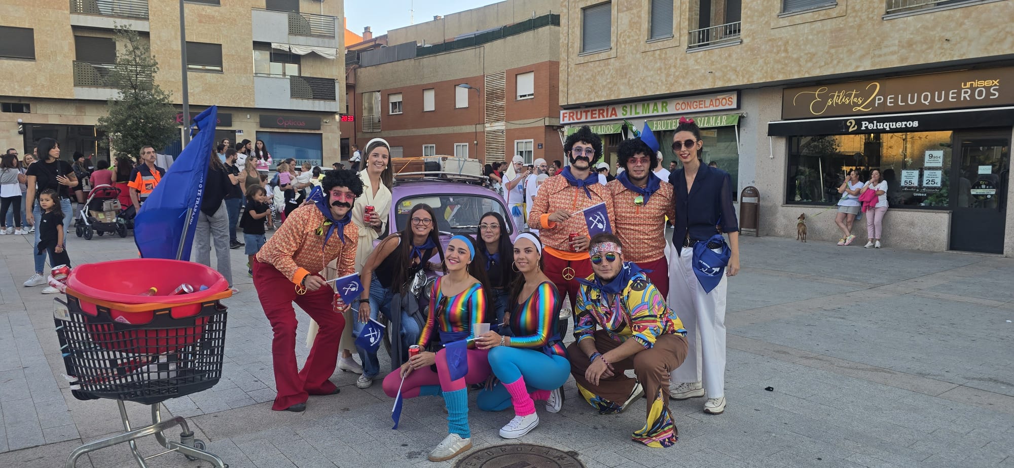 Ingeniosos disfraces animan las fiestas de verano de Villares