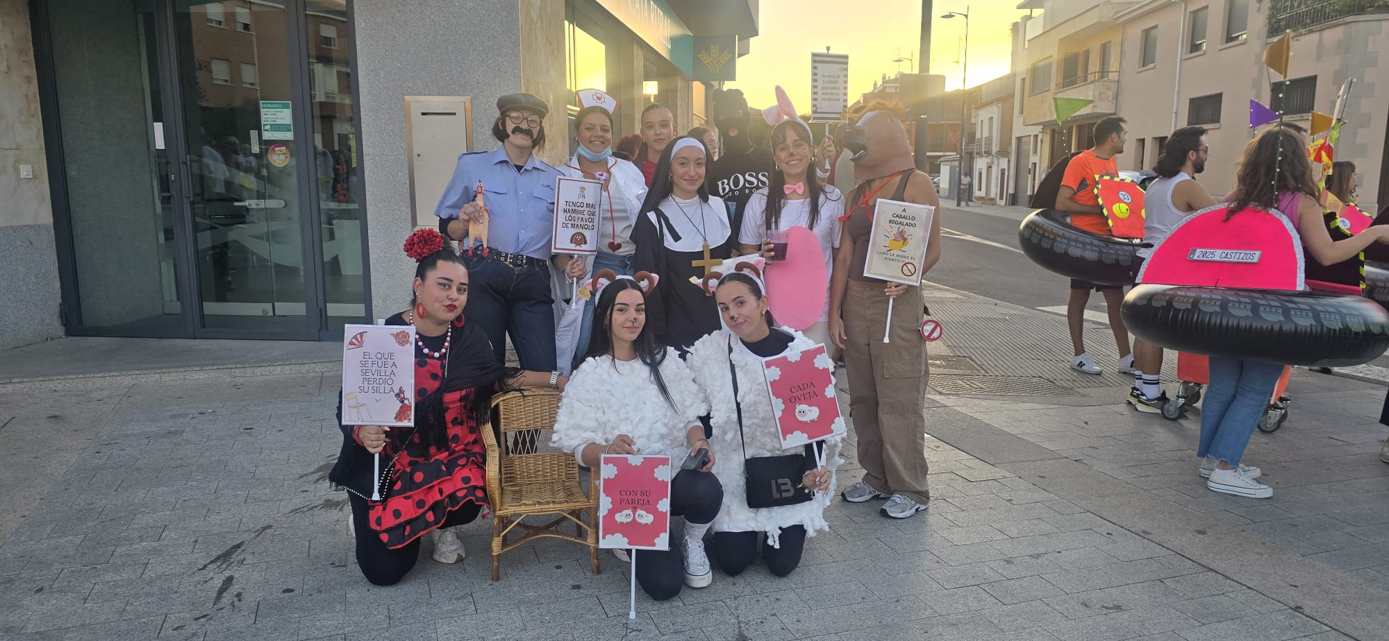 Ingeniosos disfraces animan las fiestas de verano de Villares