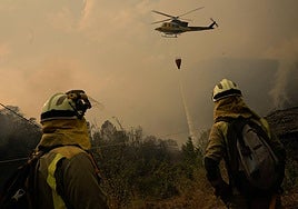 Los servicios de emergencias trabajan para extinguir el fuego en Castro de Abaixo el pasado 26 de agosto.