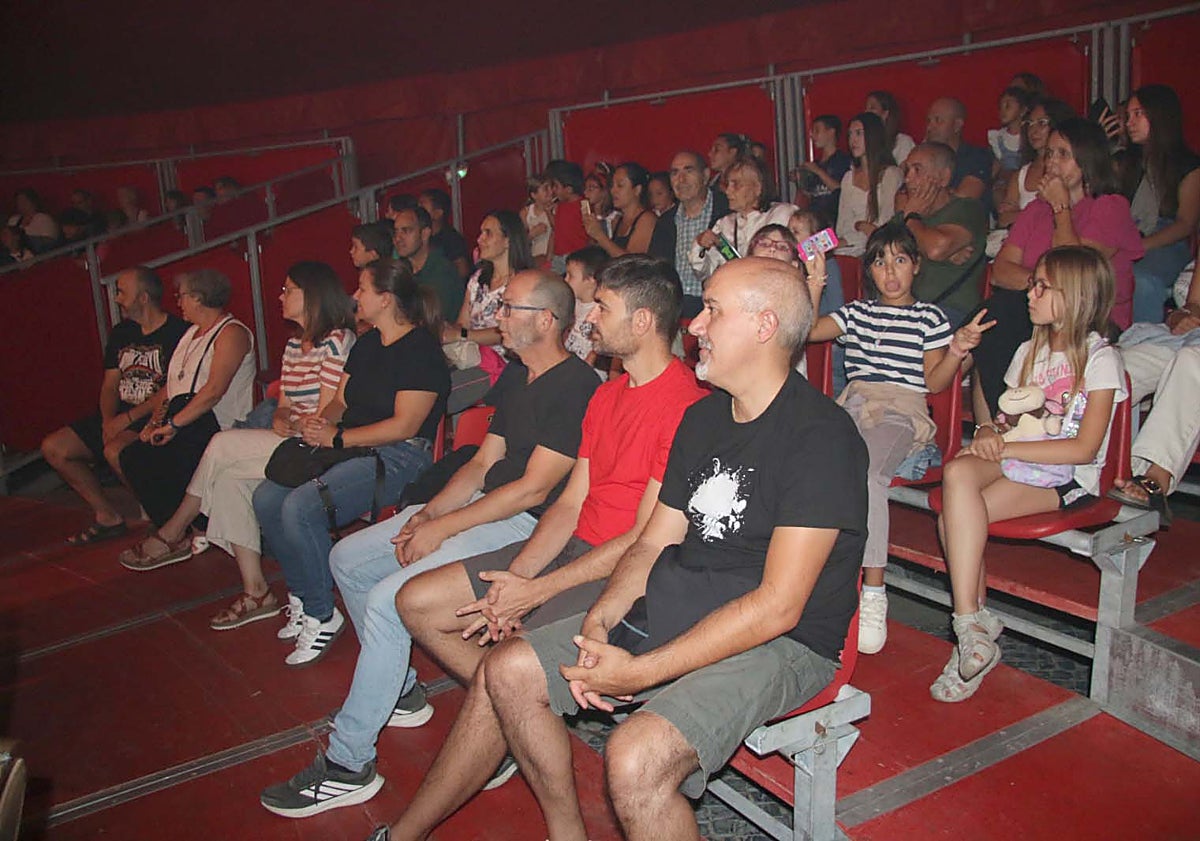 Imagen principal - Santa Marta llena la carpa de Volatitiromes