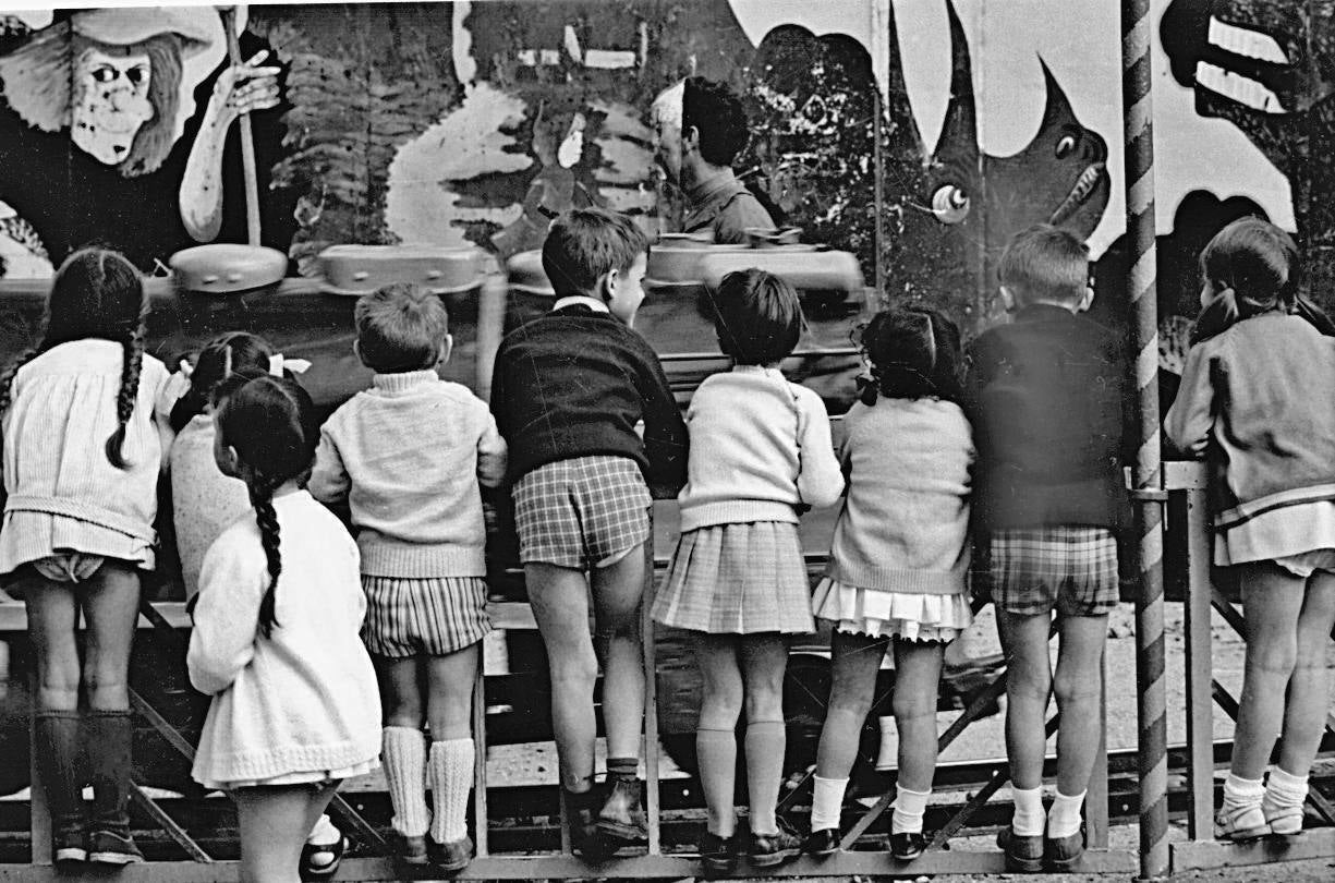 Imagen principal - Algunas imágenes más de recuerdo de aquellos años: el tren de la bruja (arriba), dos niñas en los clumpios (izquierda) o dos niñas pasando por taquilla (derecha).