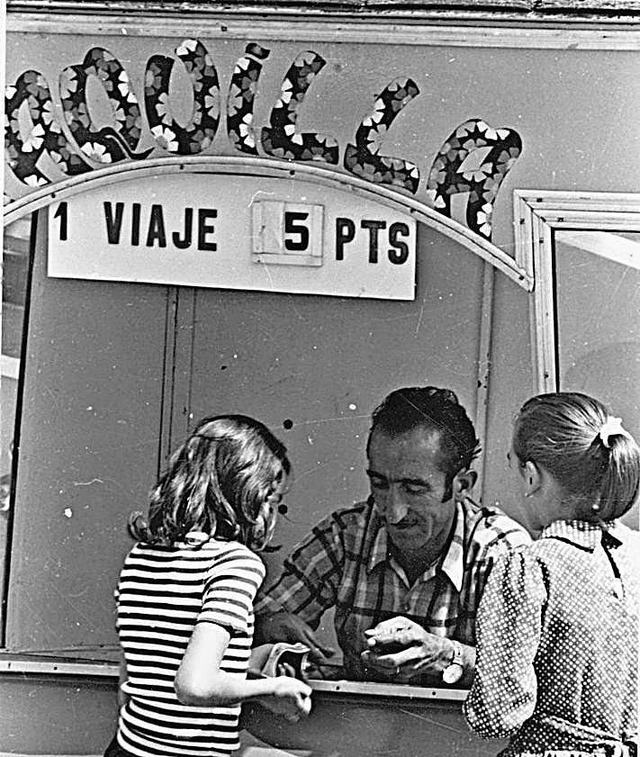 Imagen secundaria 2 - Algunas imágenes más de recuerdo de aquellos años: el tren de la bruja (arriba), dos niñas en los clumpios (izquierda) o dos niñas pasando por taquilla (derecha).