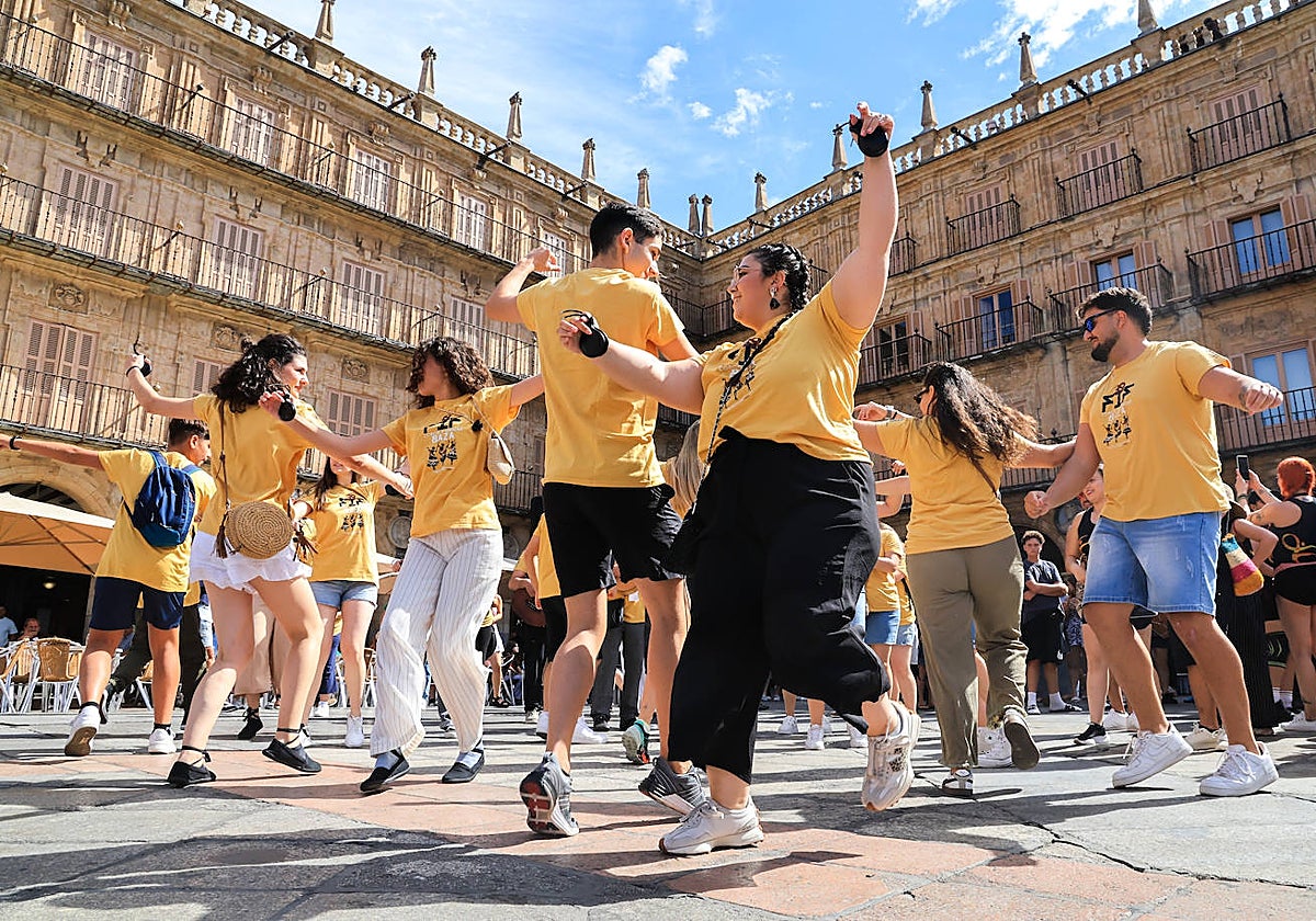 Una agrupación musical animando la 'sesión vermut'.