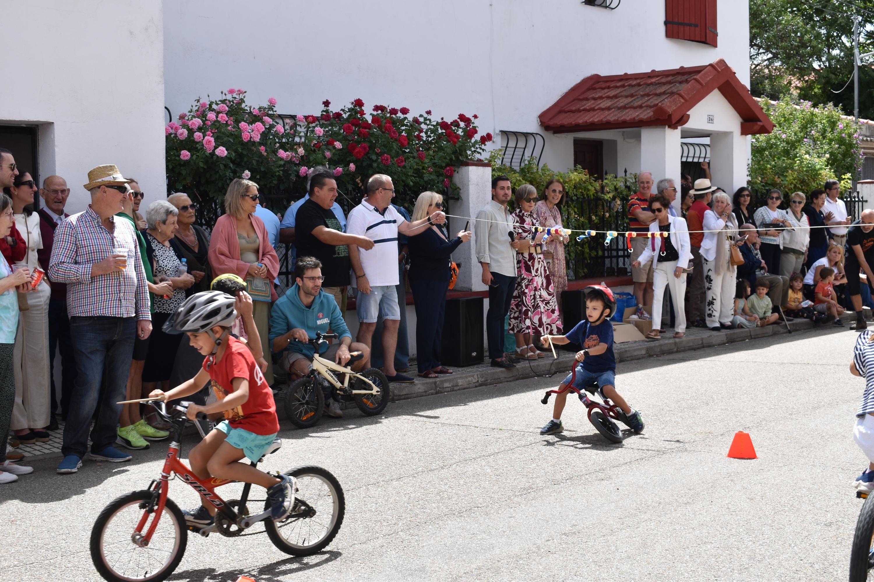 Diversión sin límites con la carrera de cintas en La Vellés
