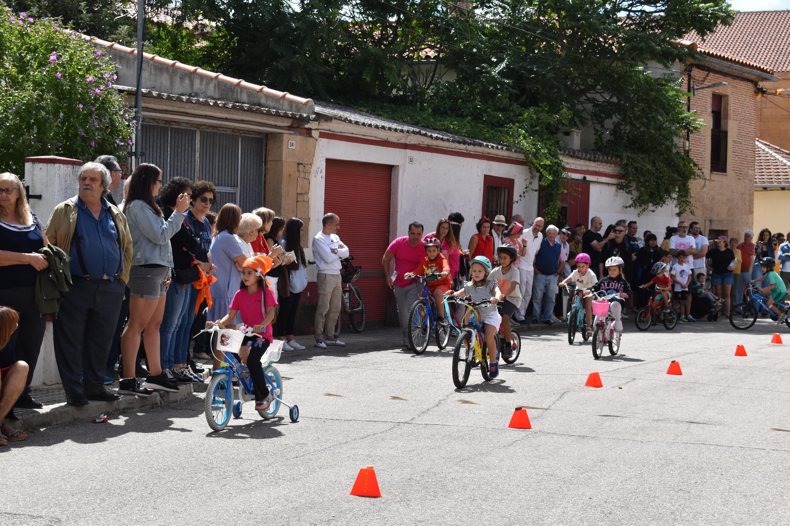 Diversión sin límites con la carrera de cintas en La Vellés