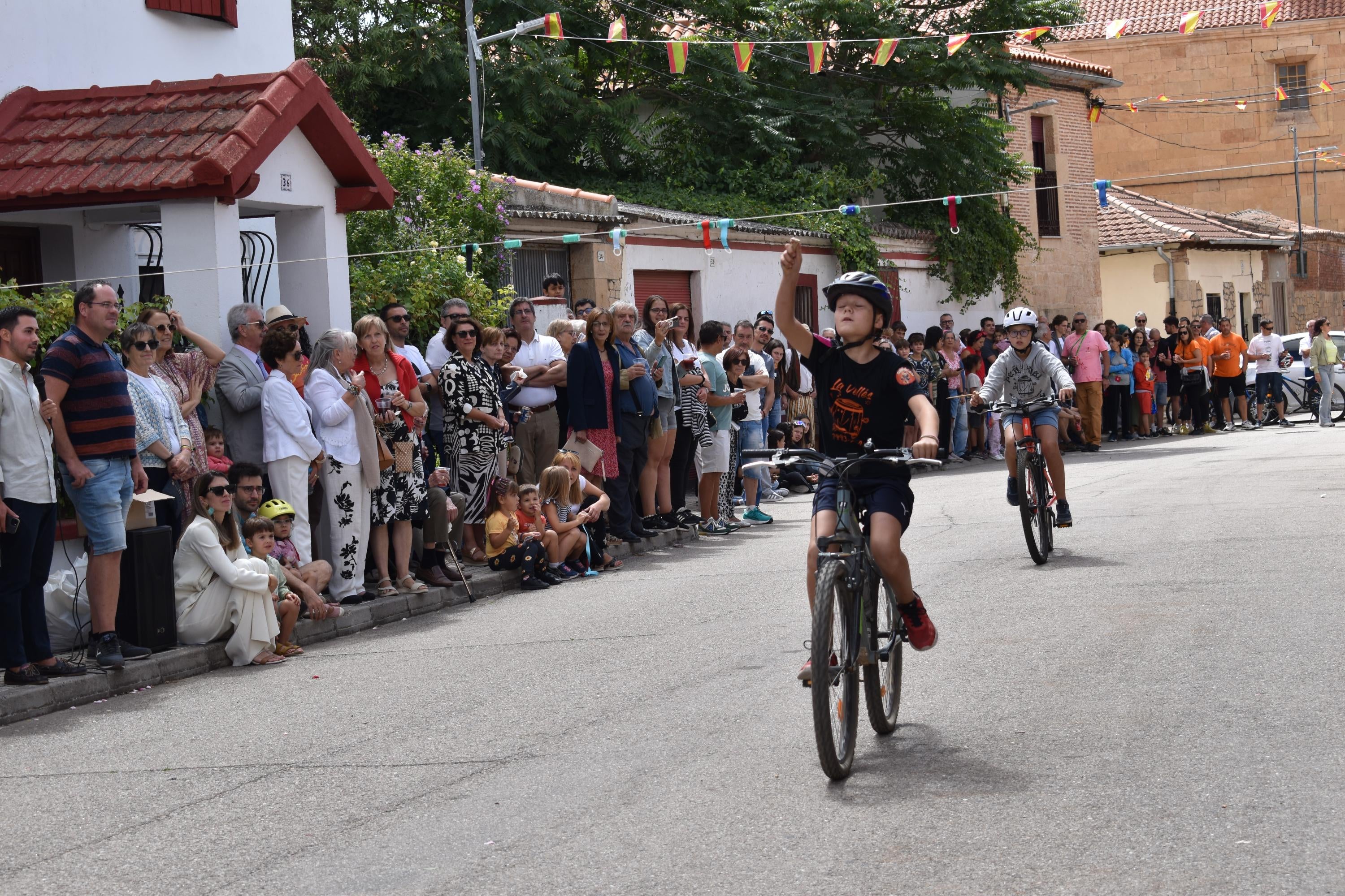 Diversión sin límites con la carrera de cintas en La Vellés
