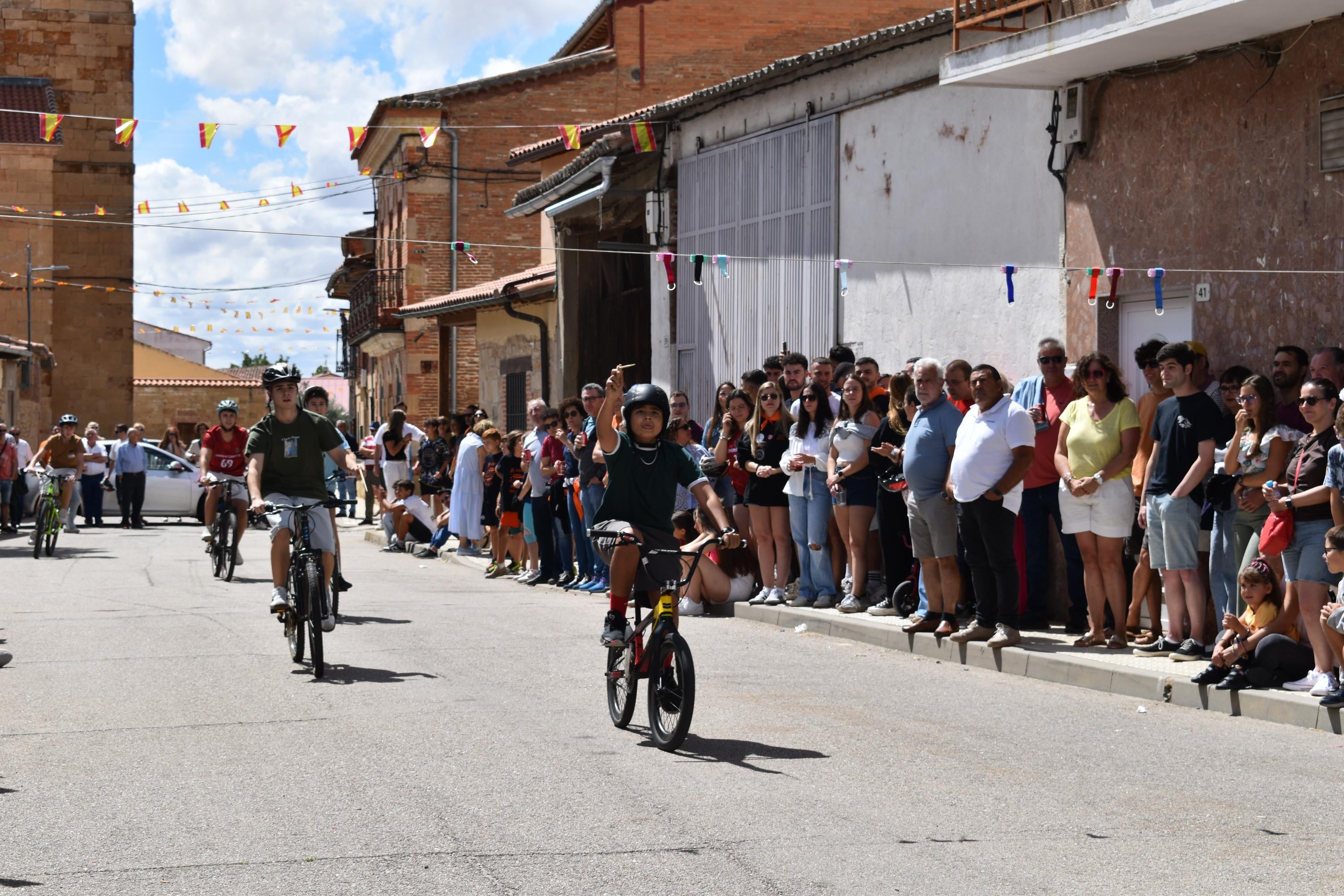 Diversión sin límites con la carrera de cintas en La Vellés