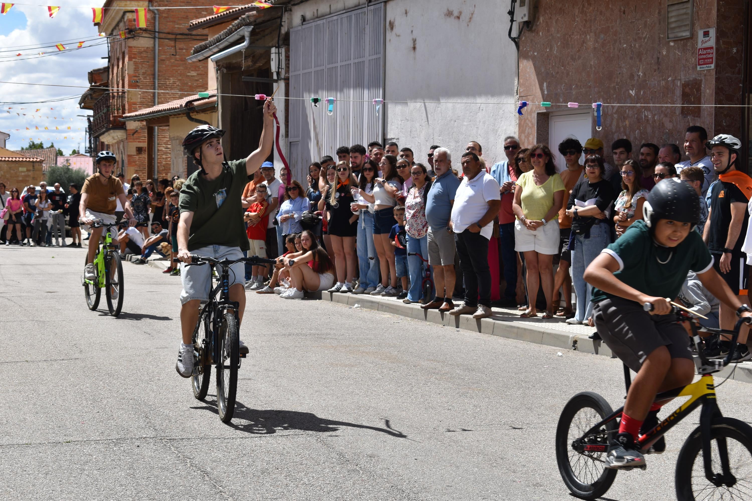 Diversión sin límites con la carrera de cintas en La Vellés
