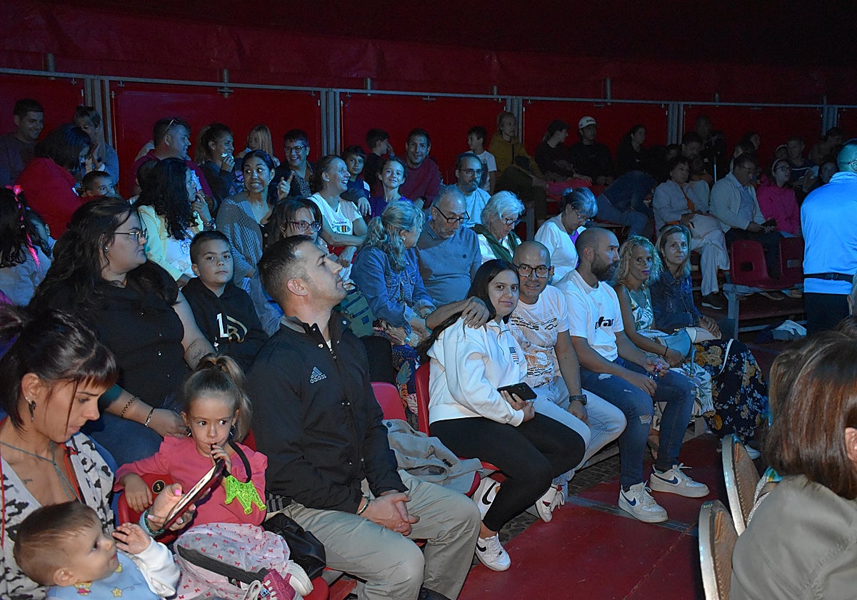 Imagen principal - Humor y acrobacias para deleitar al público de Santa Marta