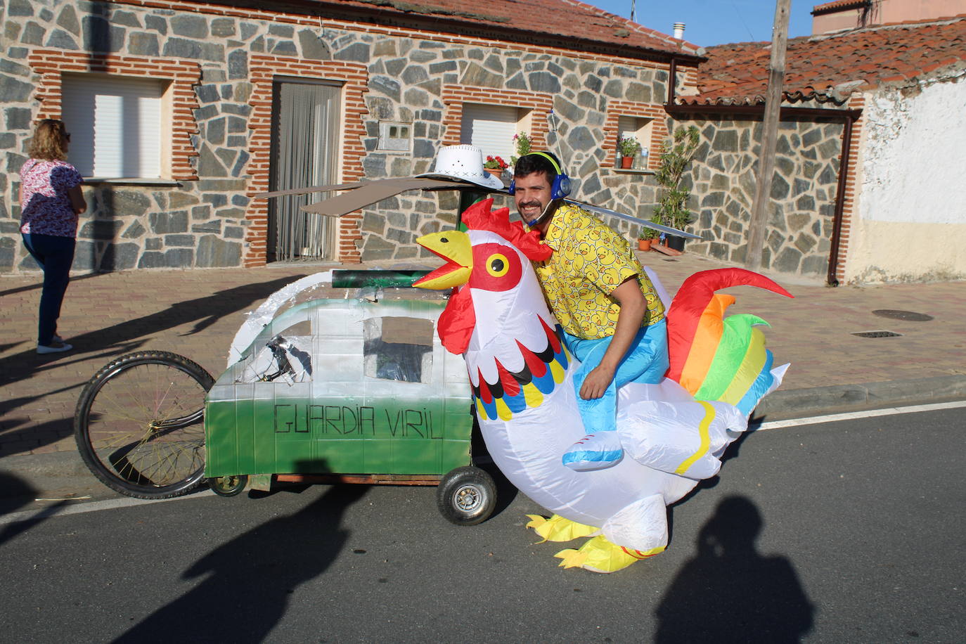 Los autos locos ruedan por las calles de Cespedosa de Tormes