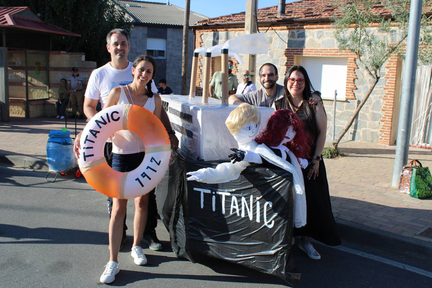 Los autos locos ruedan por las calles de Cespedosa de Tormes