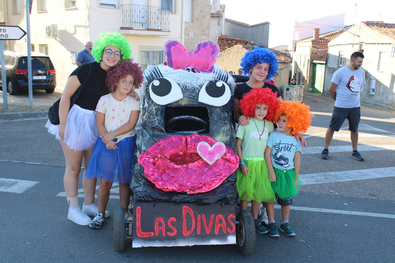 Los autos locos ruedan por las calles de Cespedosa de Tormes