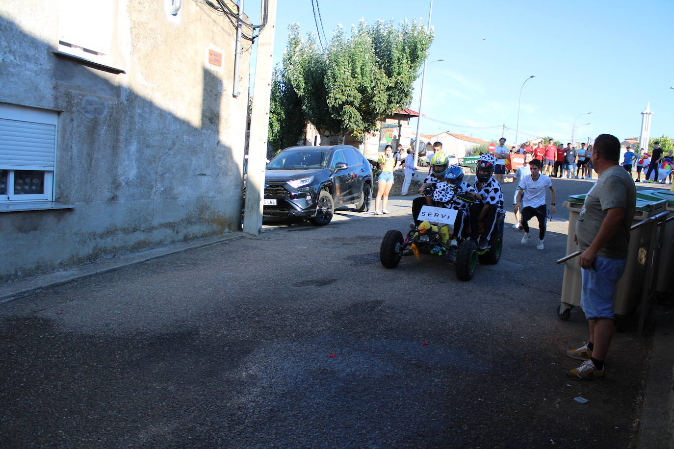 Los autos locos ruedan por las calles de Cespedosa de Tormes