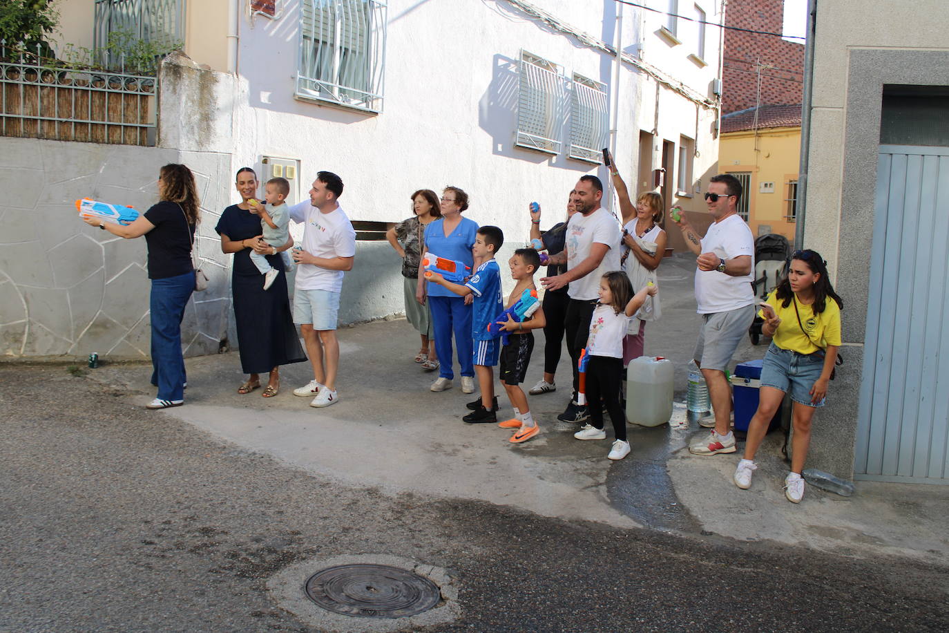 Los autos locos ruedan por las calles de Cespedosa de Tormes