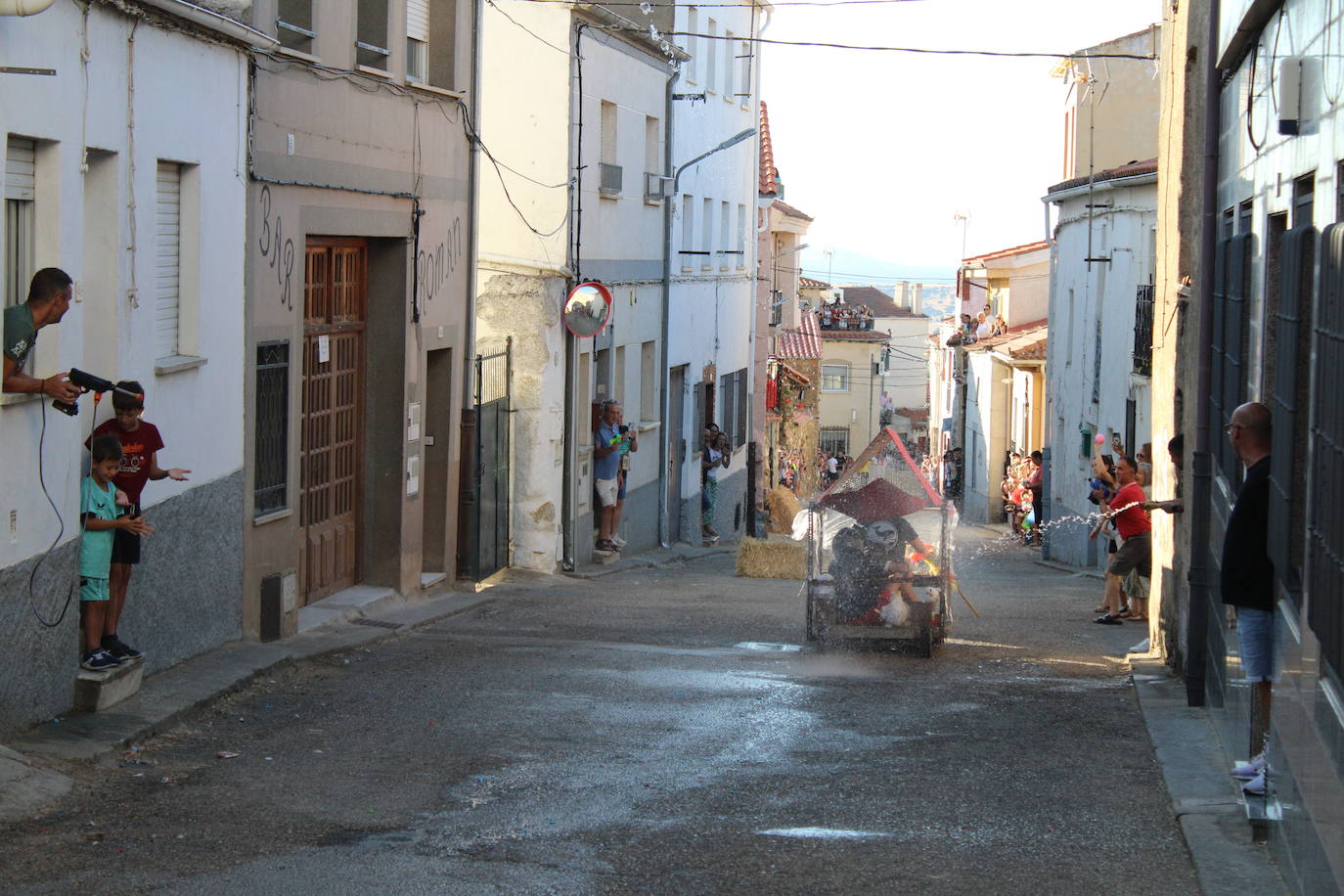 Los autos locos ruedan por las calles de Cespedosa de Tormes