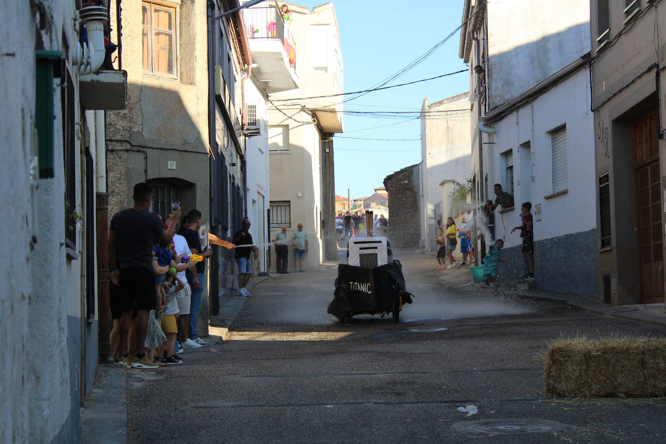 Los autos locos ruedan por las calles de Cespedosa de Tormes