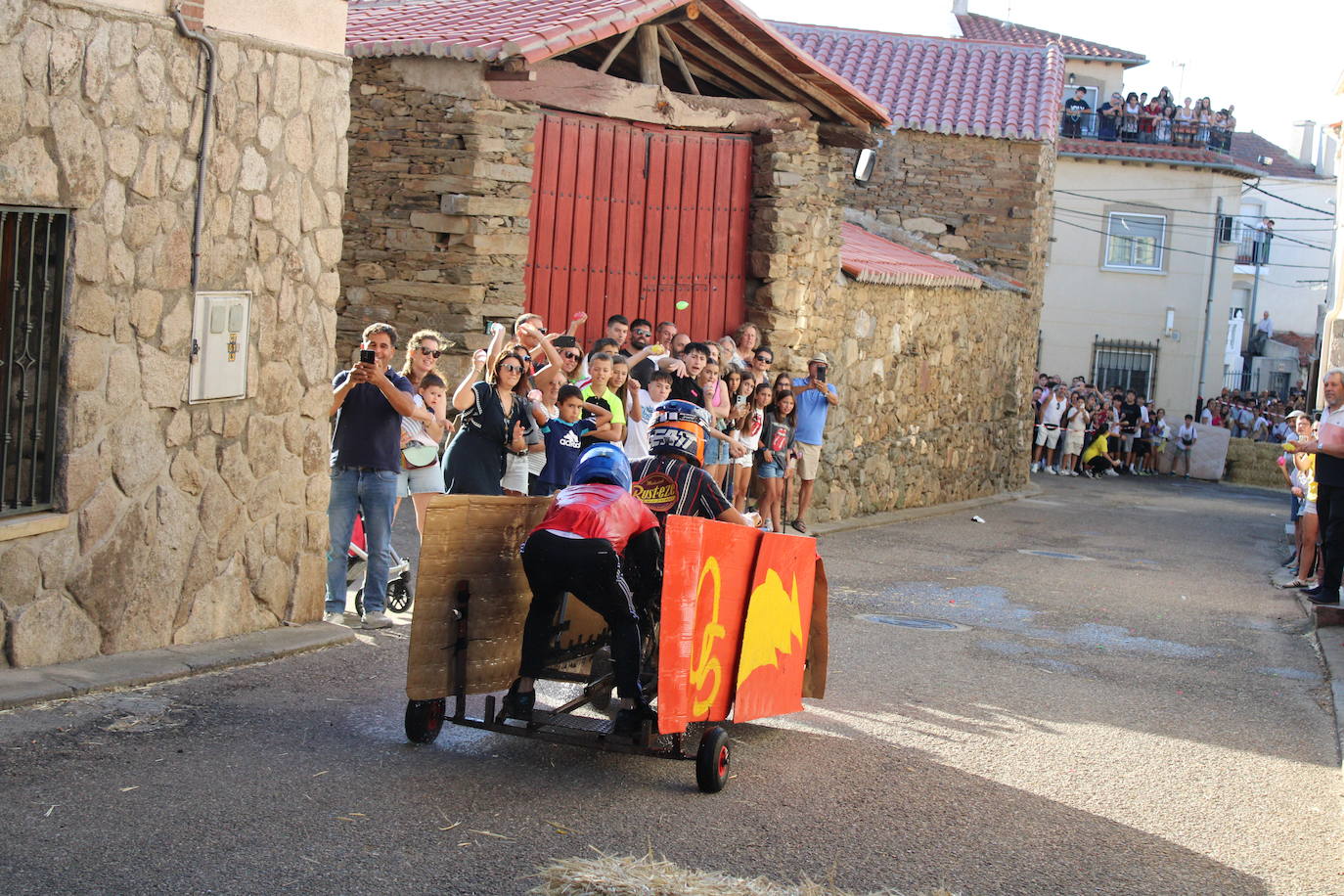 Los autos locos ruedan por las calles de Cespedosa de Tormes
