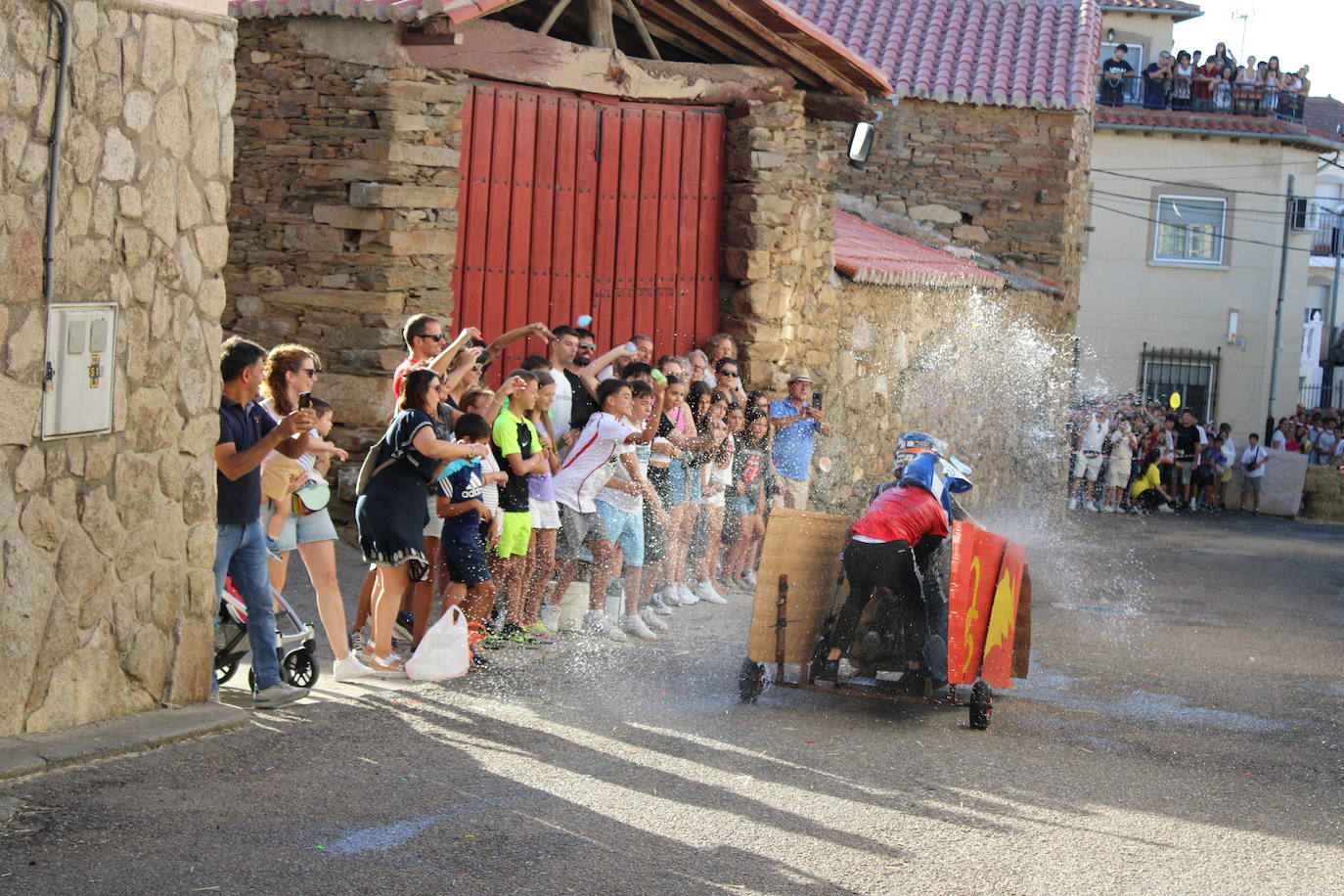 Los autos locos ruedan por las calles de Cespedosa de Tormes