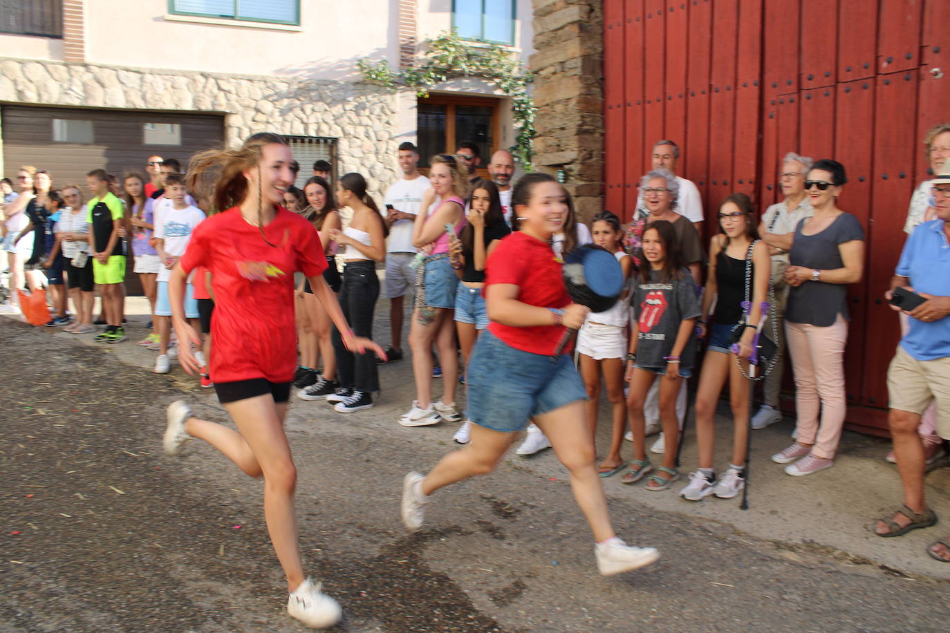 Los autos locos ruedan por las calles de Cespedosa de Tormes
