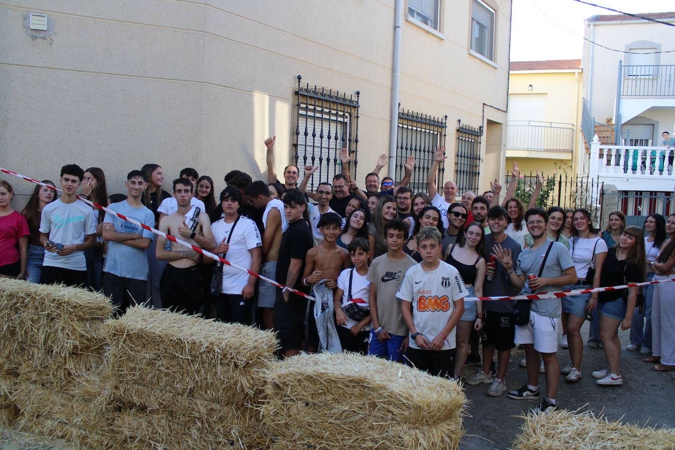 Los autos locos ruedan por las calles de Cespedosa de Tormes