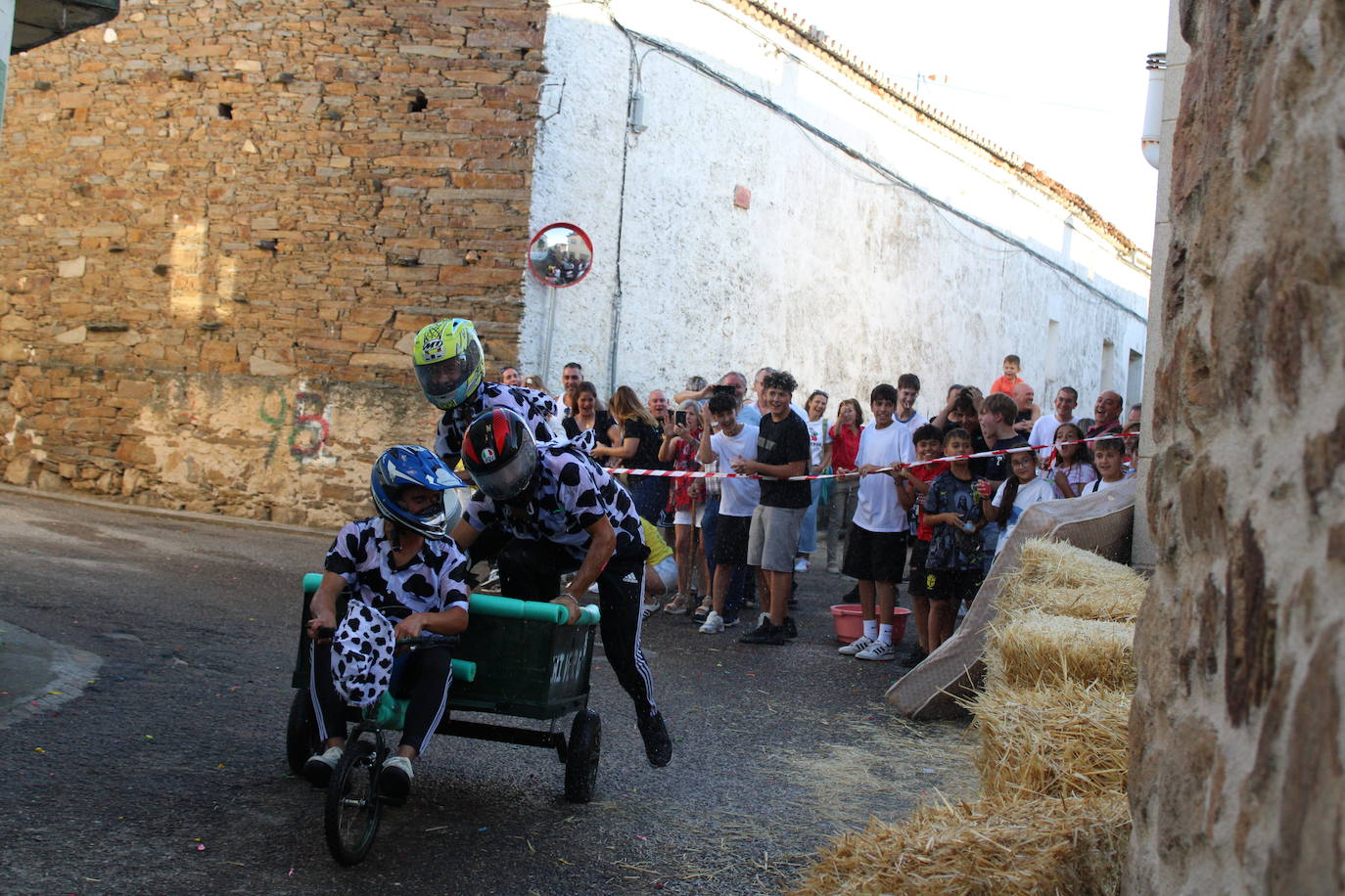 Los autos locos ruedan por las calles de Cespedosa de Tormes