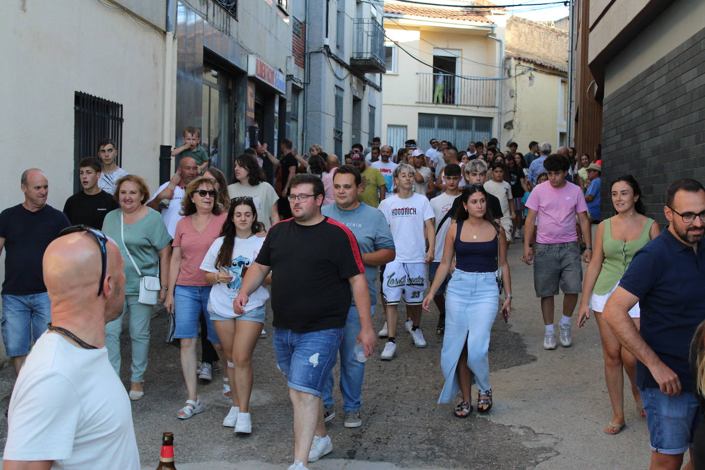 Los autos locos ruedan por las calles de Cespedosa de Tormes