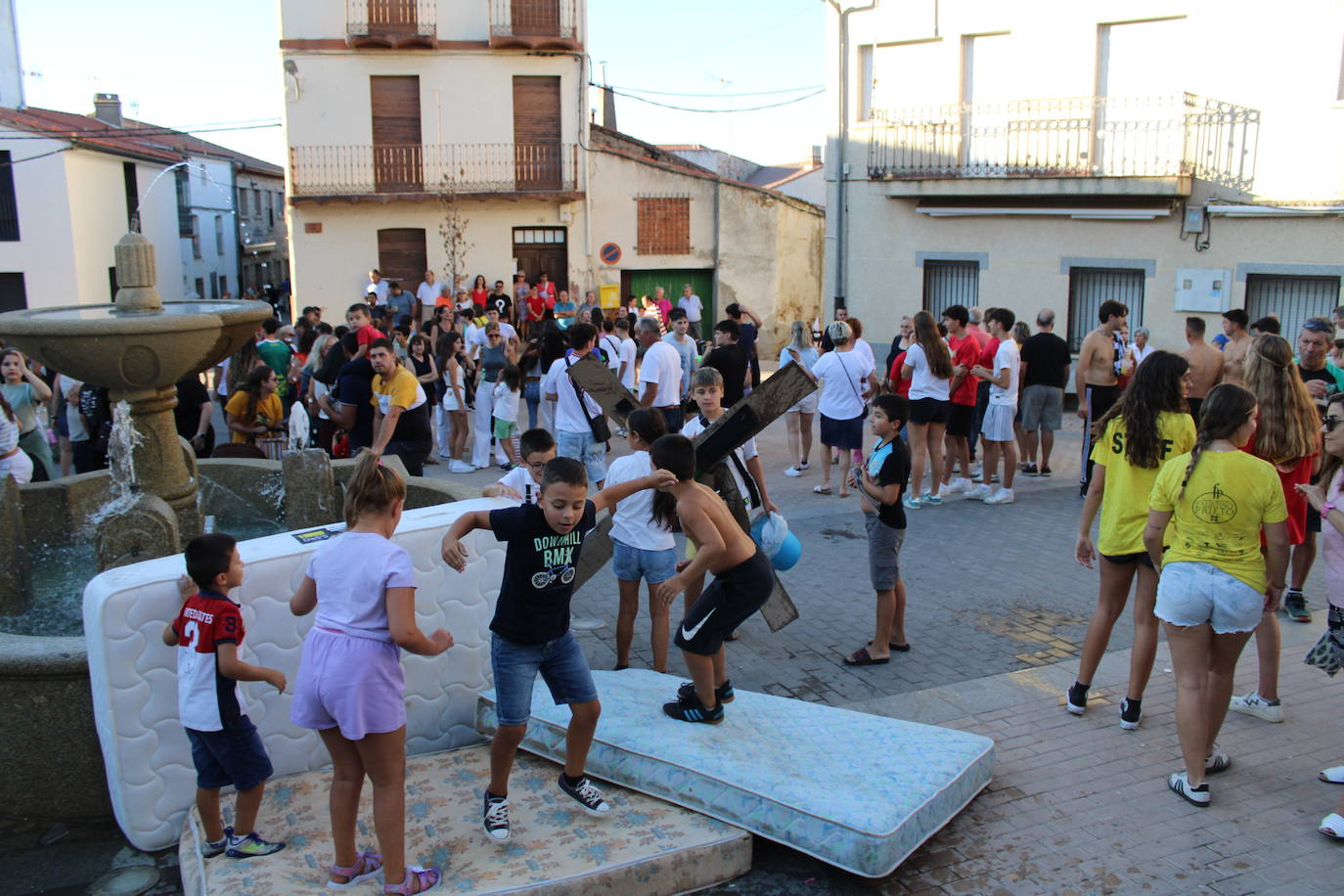 Los autos locos ruedan por las calles de Cespedosa de Tormes