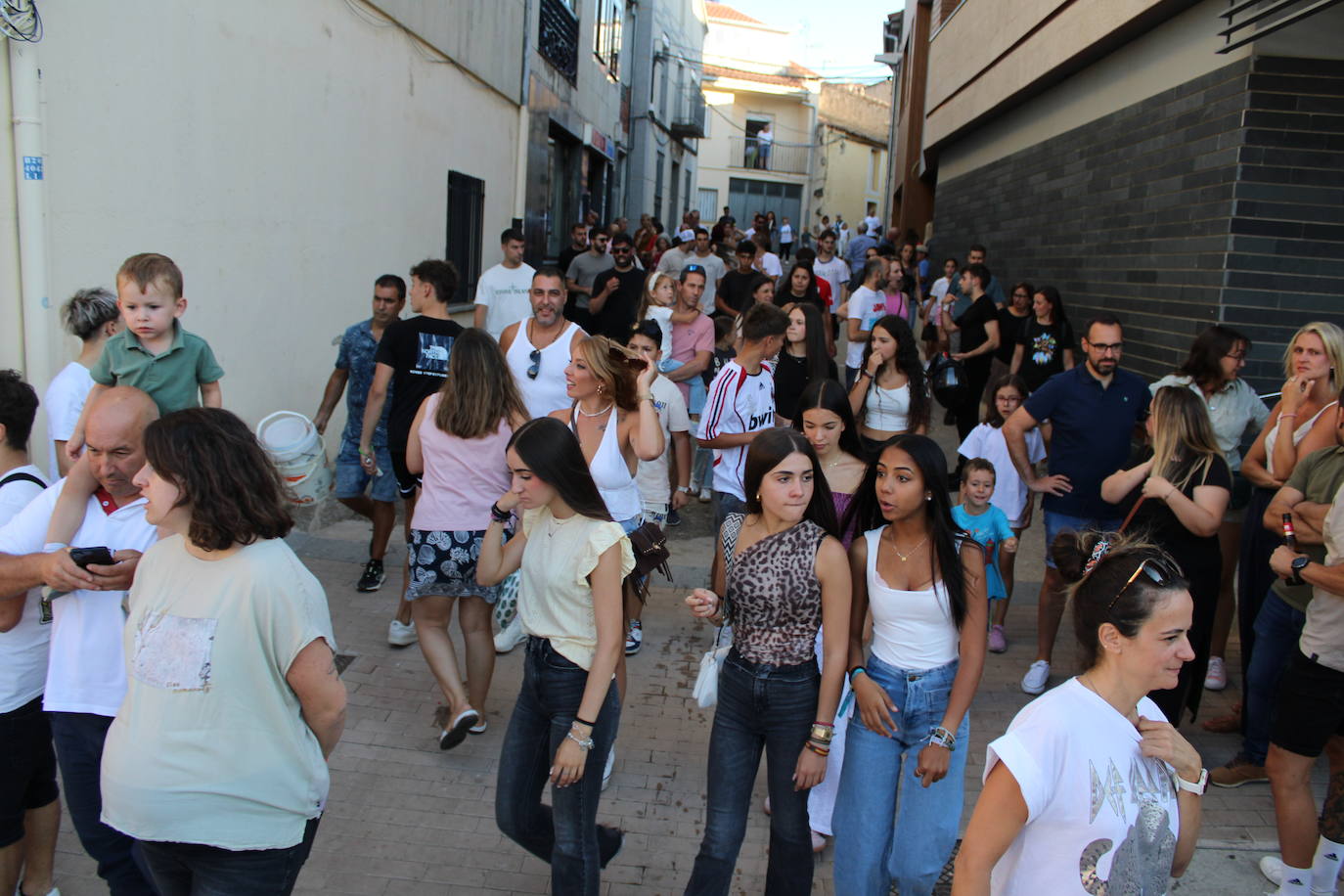 Los autos locos ruedan por las calles de Cespedosa de Tormes