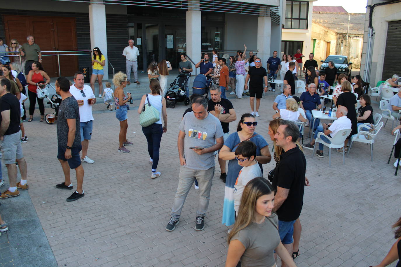 Los autos locos ruedan por las calles de Cespedosa de Tormes