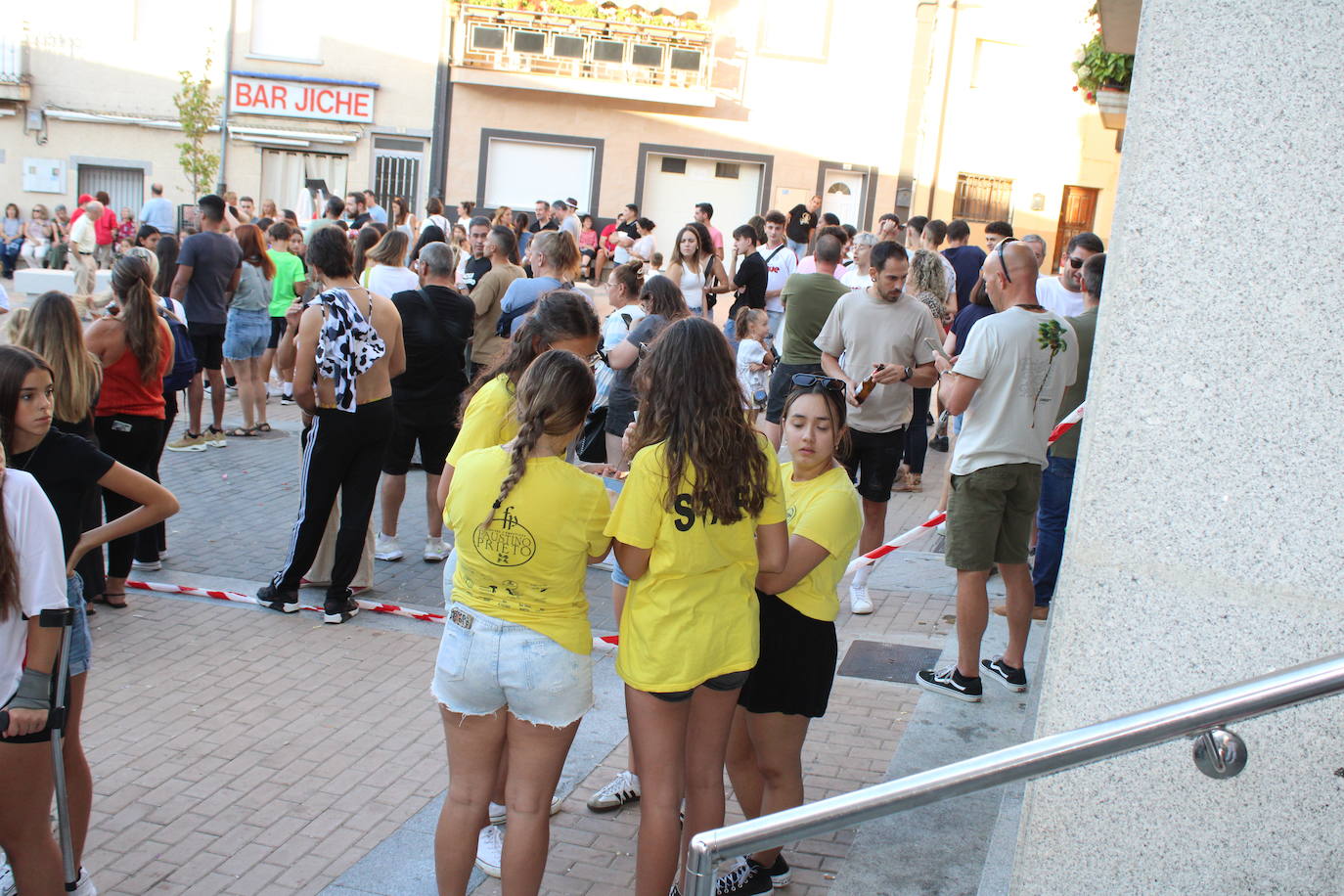 Los autos locos ruedan por las calles de Cespedosa de Tormes