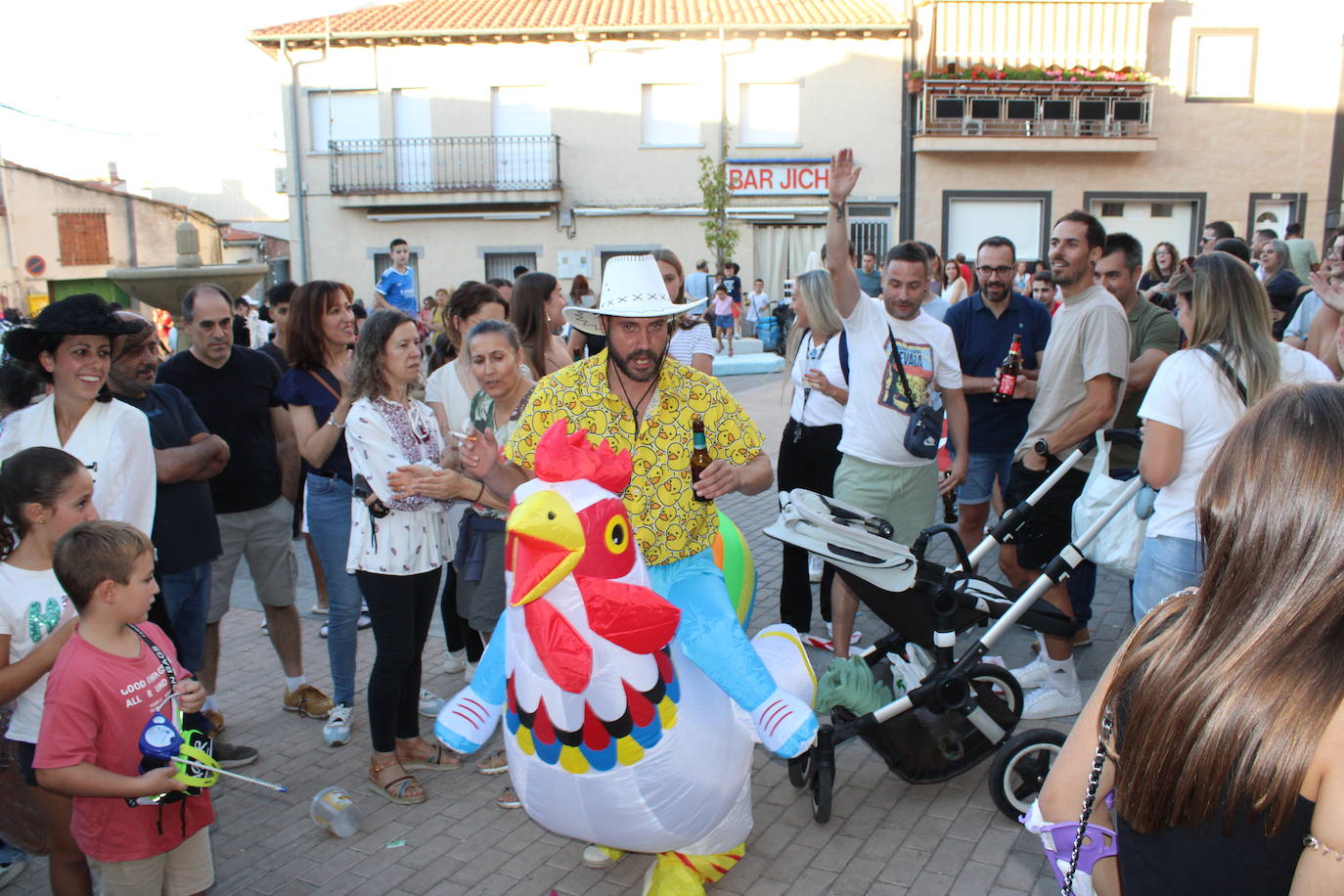 Los autos locos ruedan por las calles de Cespedosa de Tormes