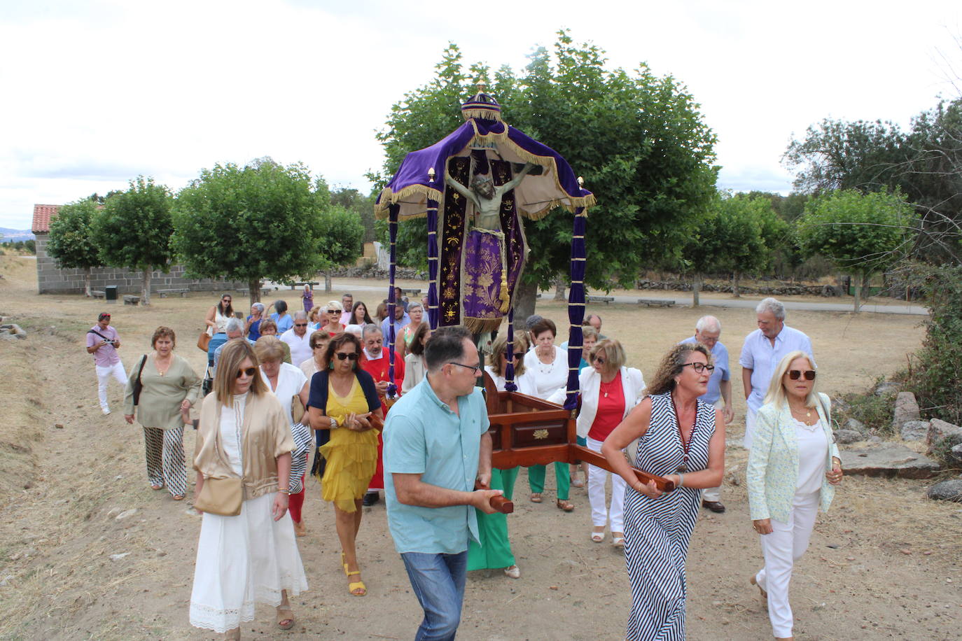 Los fieles de Sorihuela acompañan al Cristo de Valvanera