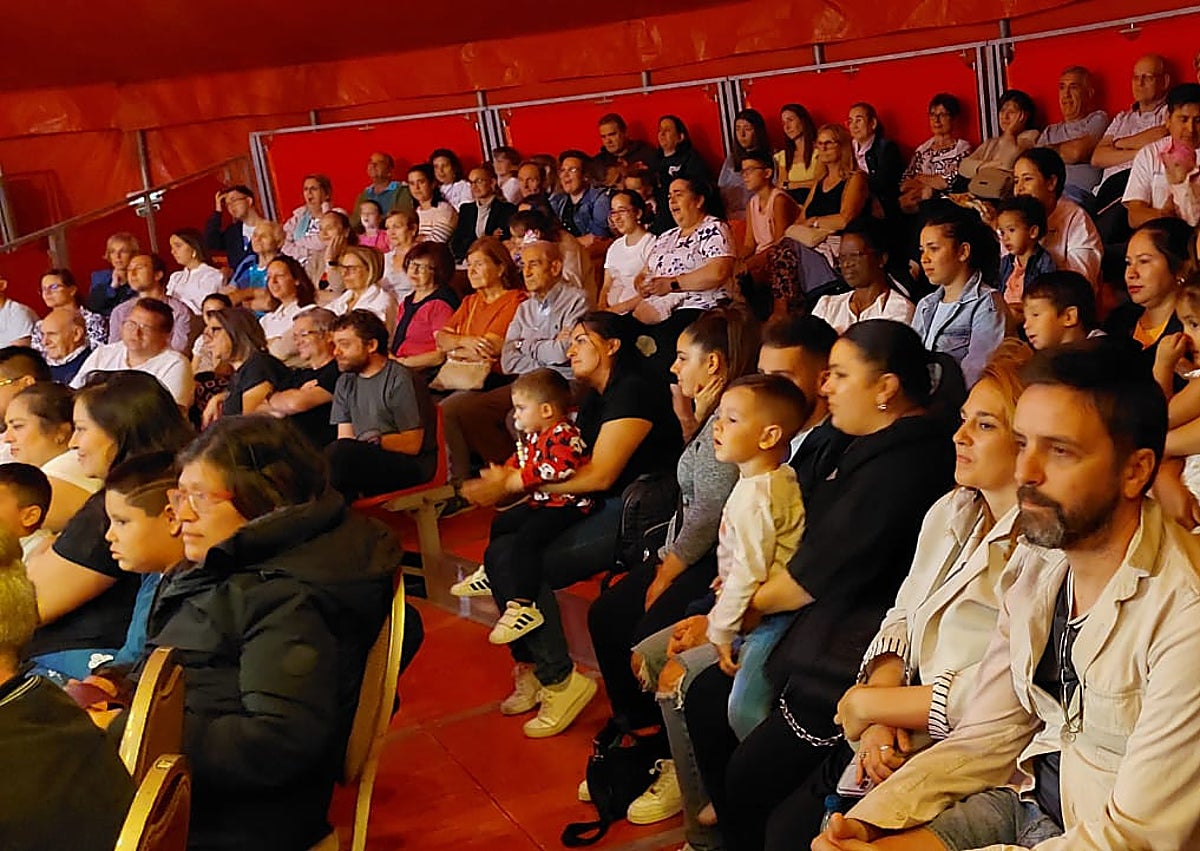 Imagen secundaria 1 - Humor y acrobacias para deleitar al público de Santa Marta