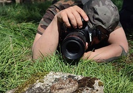 Antonio García tomando capturando una de las imágenes de la galería.