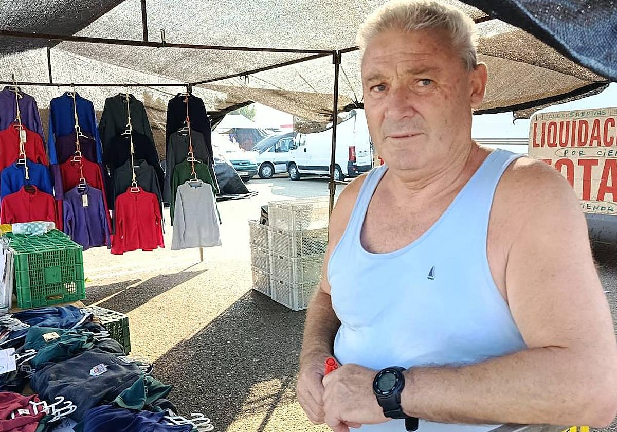 El vendedor de ropa Victor Vaquero en su puesto a punto de liquidar los últimos productos antes de su jubilación.