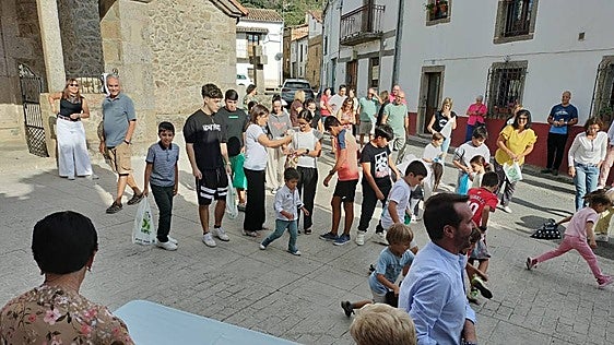 Valdesangil celebra su fiesta chica con reparto de caramelos en honor a don Agus