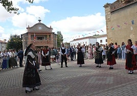 Los fieles se congregaron en torno al santo, en la plaza