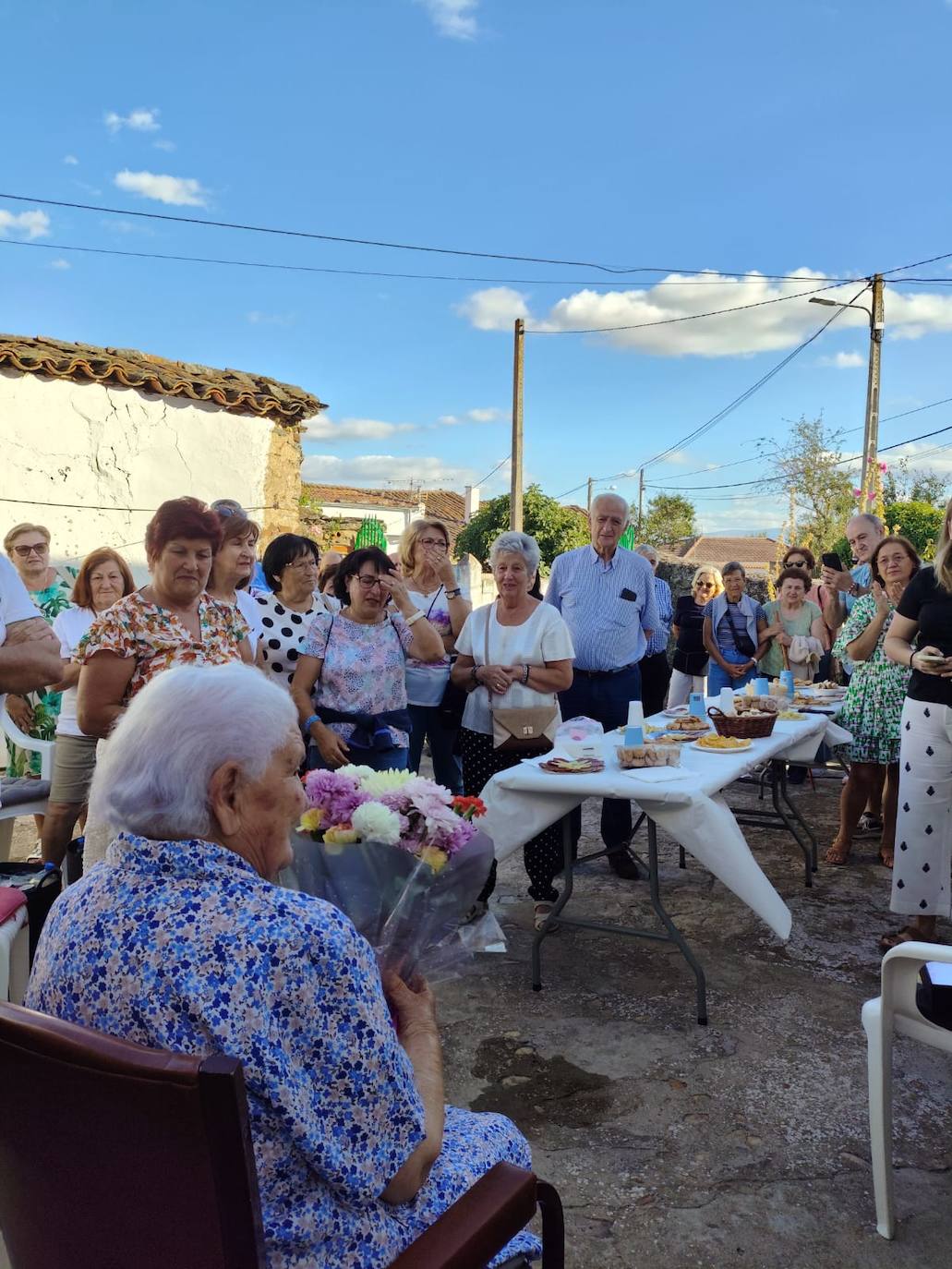 Berrocal de Salvatierra felicita a Paulina Ramos por su centenario