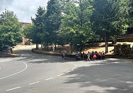 Imagen de la plaza central del paraje de El Castañar en Béjar.