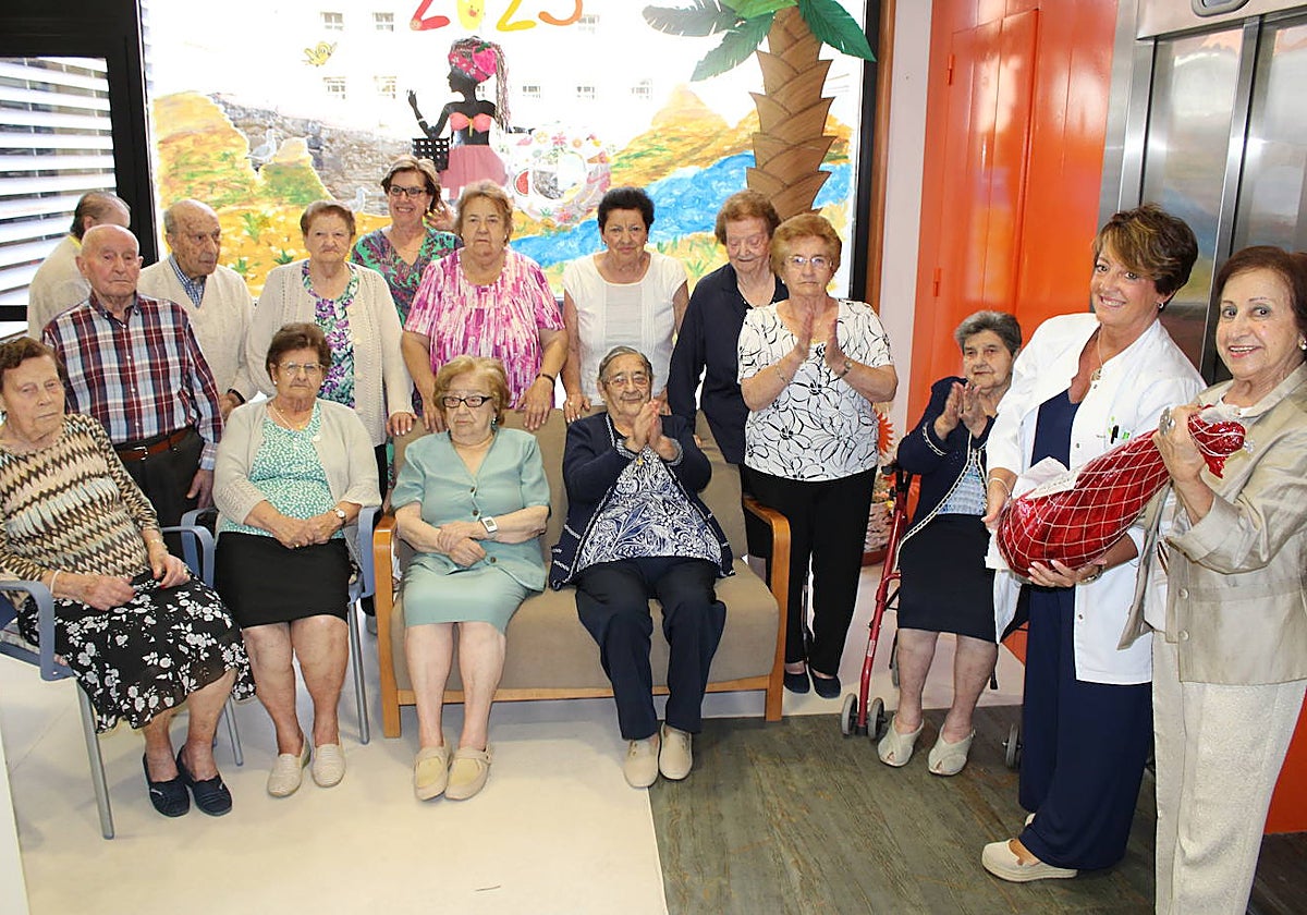 A la derecha, Inés María Bernardo sostiene el jamón que entregó a los mayores del centro de día.