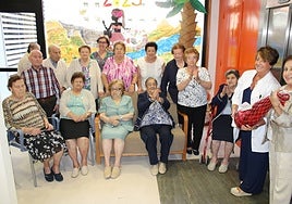 A la derecha, Inés María Bernardo sostiene el jamón que entregó a los mayores del centro de día.