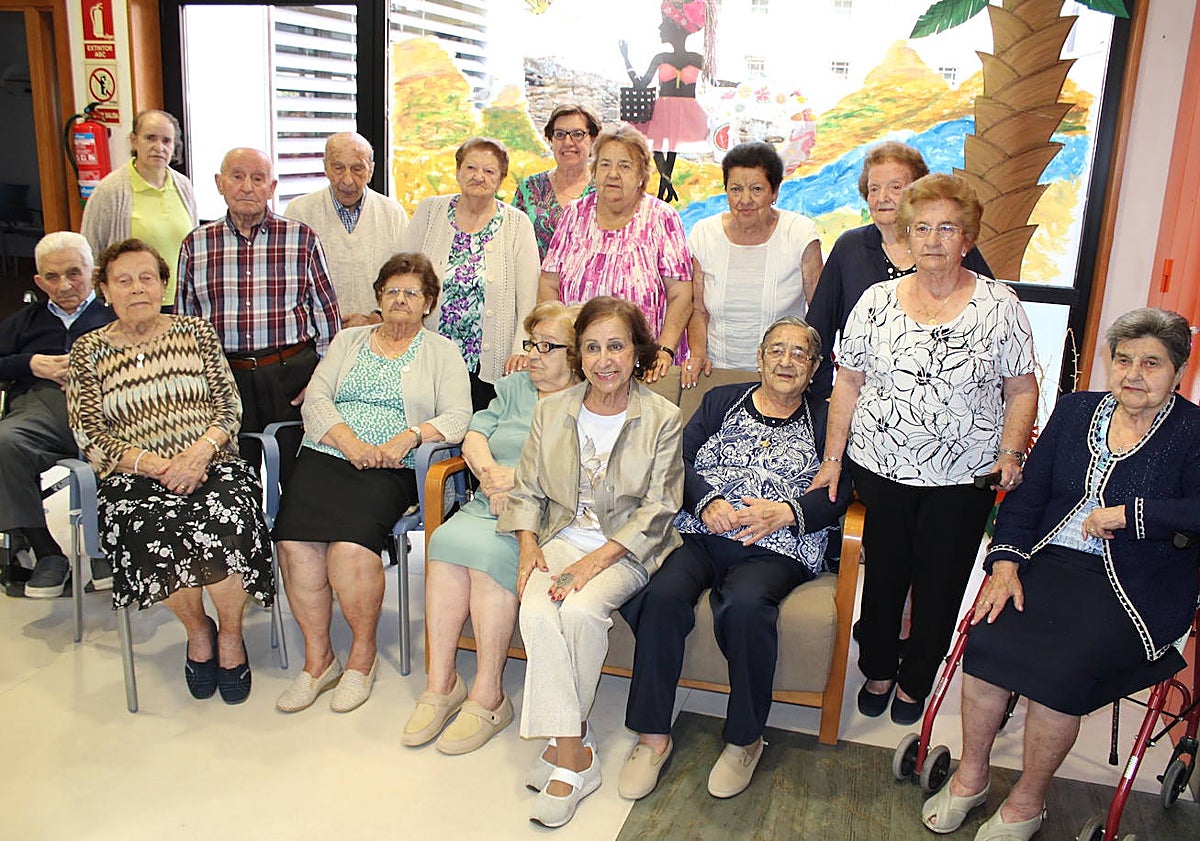 Imagen principal - Inés Mary Bernardo con los usuarios del centro de día y, debajo, con la directora del centro, Rosa Martín.